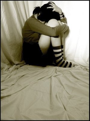 Девушка плачет в углу