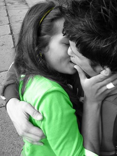 Целуются парень с девушкой